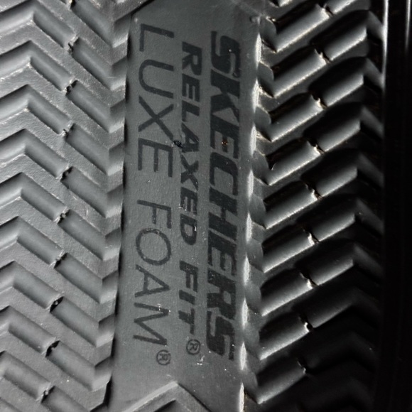 Skechers Men's Black and Gray‎ Luxe Foam Slides - Picture 2 of 5